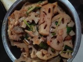 翻炒片刻，芹菜熟透之后出锅