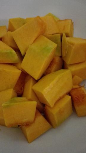买来的南瓜去皮去籽，切成块状