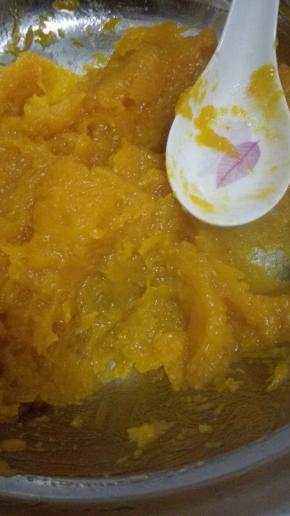 蒸好的南瓜压成南瓜泥