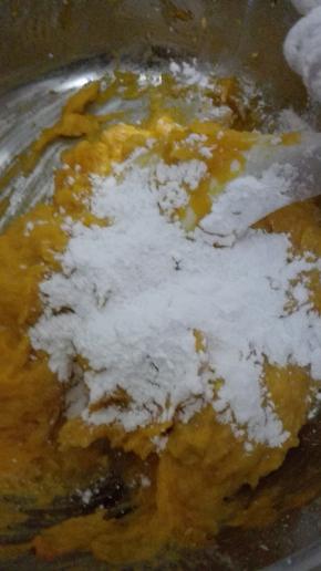 南瓜泥晾凉，不烫手的时候放入糯米粉。少量多次。