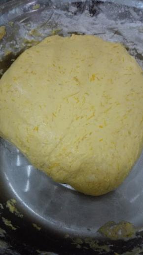 将南瓜泥和米粉像和面一样揉成面团，不沾手的时候就说明面团揉好了