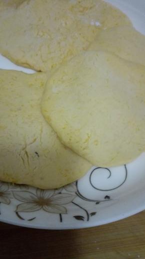 揉好的面团分成小份，压成圆形