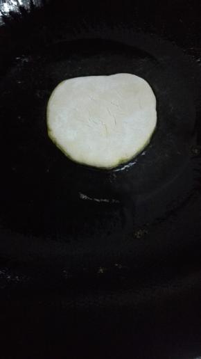 冷锅冷油，怕沾锅的可以煎之前在南瓜饼上裹上少许的面粉，下南瓜饼煎至双面金黄