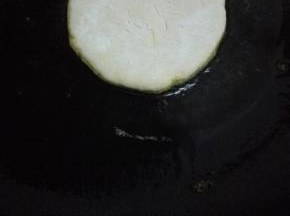 冷锅冷油，怕沾锅的可以煎之前在南瓜饼上裹上少许的面粉，下南瓜饼煎至双面金黄