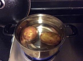 土豆仔细清洗外皮，洗好后放在锅中加水煮40分钟左右，用筷子检测可以戳穿即可捞出