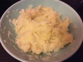 捞出后的土豆去皮，按压成泥状，加少许的盐和黑胡椒调味，搅匀备用