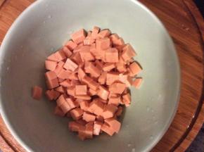 火腿肠切丁备用