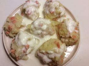 微波炉中高火烤10分钟，烤好后出炉，淋上适量酸奶就可以了