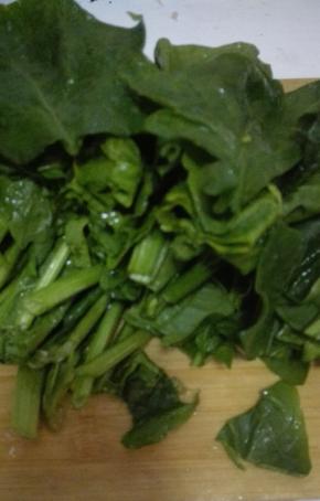 菠菜去根洗净，切成适当的小段