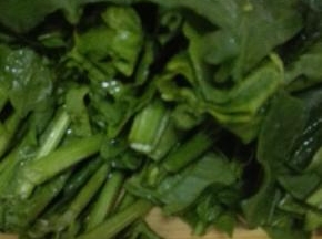 菠菜去根洗净，切成适当的小段