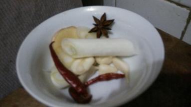 买来的半片鸭洗净剁成小块，准备八角等调料