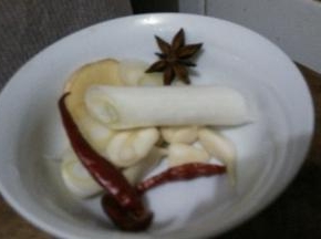 买来的半片鸭洗净剁成小块，准备八角等调料