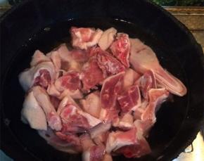 锅内加水煮沸，将鸭子放入水中焯水，撇去血沫