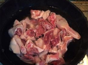 锅内加水煮沸，将鸭子放入水中焯水，撇去血沫