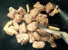 将鸭块倒入锅内，翻炒至双面金黄，煸出肥油