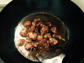 加入没过鸭子的开水，放入老抽和料酒