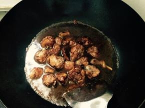 加入没过鸭子的开水，放入老抽和料酒