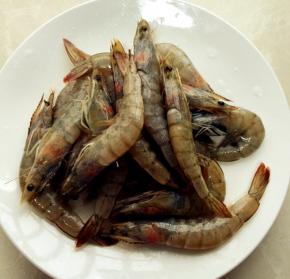 买来的大虾清洗干净