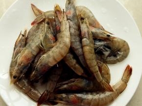 买来的大虾清洗干净