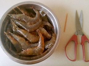 剪开背部的虾壳，用牙签挑去虾线