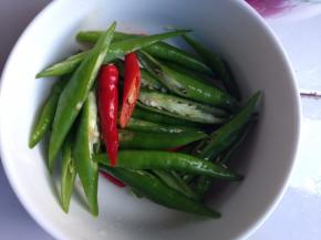 买来的鸭胗清洗干净，青辣椒与红辣椒切成块状