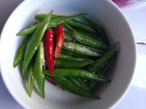 买来的鸭胗清洗干净，青辣椒与红辣椒切成块状