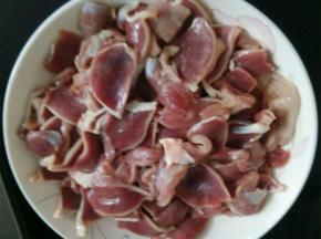 煮三分钟之后将鸭胗洗净切成片状