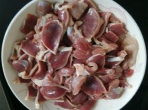 煮三分钟之后将鸭胗洗净切成片状