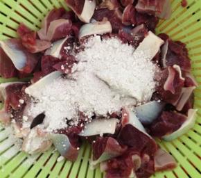 将切好的鸭胗放入碗中，加入淀粉和盐腌制20分钟