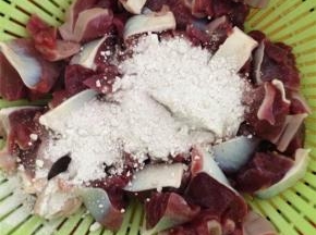 将切好的鸭胗放入碗中，加入淀粉和盐腌制20分钟