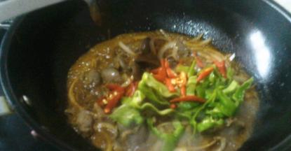 鸭胗变色之后加入青红辣椒翻炒