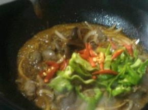 鸭胗变色之后加入青红辣椒翻炒