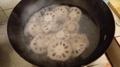 将藕片放入水中焯水