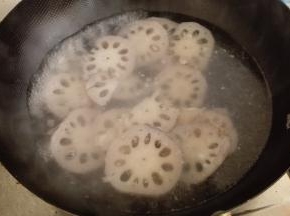 将藕片放入水中焯水