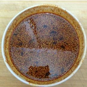 根据个人的口味放入生抽，醋，辣椒油和少量的盐