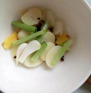 买来的老鸭洗净泡出血水，切成小块。酸萝卜切成小块，葱姜蒜切成片