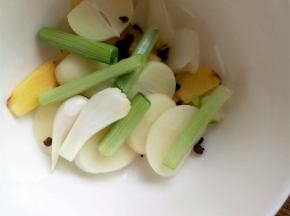 买来的老鸭洗净泡出血水，切成小块。酸萝卜切成小块，葱姜蒜切成片