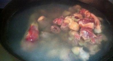 锅内加水烧开，放入鸭块和少量的料酒，煮5分钟左右