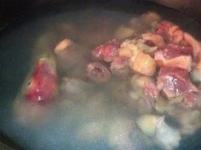 锅内加水烧开，放入鸭块和少量的料酒，煮5分钟左右