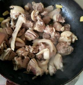 放入花椒粒和焯好的鸭块，煸炒出肥油