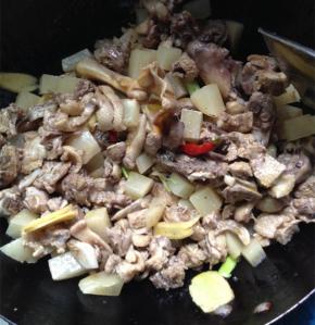 放入酸萝卜翻炒两分钟，炒出香味