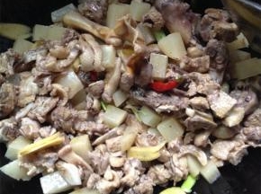 放入酸萝卜翻炒两分钟，炒出香味