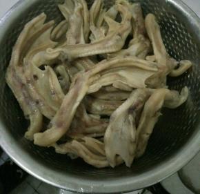 鸭掌洗净，放入沸水中焯水去腥