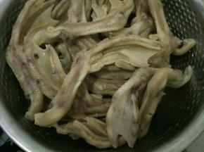 鸭掌洗净，放入沸水中焯水去腥