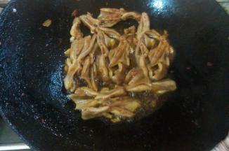 放入鸭掌翻炒10分钟左右