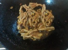 放入鸭掌翻炒10分钟左右