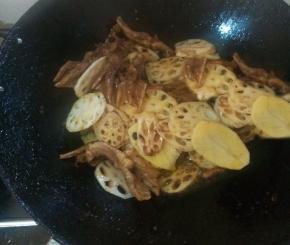 放入土豆，藕和洋葱