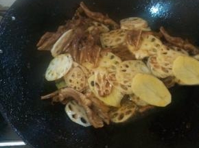 放入土豆，藕和洋葱