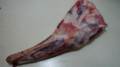 羊腿泡在水中，洗净沥干水分备用