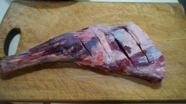 在羊腿上划十字刀